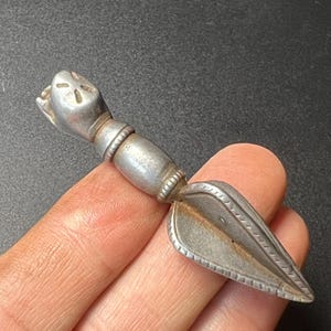Vintage järnskalle Phurba-dolk, tibetansk rituell Vajra-amulett