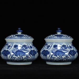 5,51" Un par de tarros de porcelana vintage azules y blancos en forma de herradura con motivos de peces y algas, con tapas de pomo.