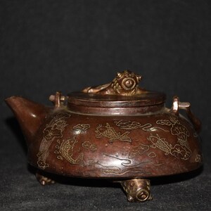 Ornement de pot à vin en cuivre massif avec bouton en forme de poisson, théière vintage en bronze rouge gravée de koi et de lotus, avec anse de levage. Objet de collection.