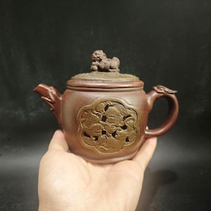 Handgemaakte ronde Yixing Zisha theepot, uitgehold leeuwenreliëf, beestvormig handvat en dekselknop, antieke rode klei, 400 ml, verzamelobject voor kungfu thee.
