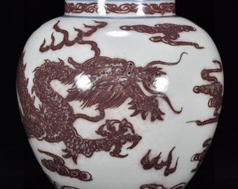 Jarra de porcelana roja bajo vidriado pintada a mano con patrón de dragón, nube y olas, con pátina natural y efecto de manchas de tinta.