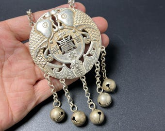 ミャオ族の銀製透かし彫り双魚長寿錠ペンダント、縁起の良い願いを込めた鈴付きタッセルネックレスのお守り