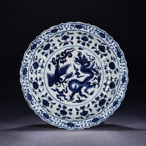 16,53 Zoll (ca. 42 cm) großer, exquisiter Vintage-Teller aus chinesischem blau-weißem Porzellan mit Drachen- und Phönixmotiv und Blattrand. Asiatische Kunst, Wohnaccessoires, Sammlerstück.