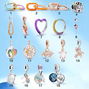 Puede incluir: Una colección de abalorios y colgantes de plata y oro rosa. Los diseños incluyen un corazón arcoíris, un sol con un centro de cristal, una tortuga, un castillo, un rayo y una brújula. Algunos abalorios tienen detalles de esmalte de colores.