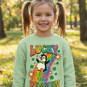 Glückspinguin PNG, Retro St Patricks Day, Groovy psychedelischer Regenbogen, süßes Tier Shirt, Shamrock Folie, Kinder Kleinkind Sublimation DTF Bild 6