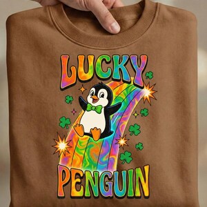 Glückspinguin PNG, Retro St Patricks Day, Groovy psychedelischer Regenbogen, süßes Tier Shirt, Shamrock Folie, Kinder Kleinkind Sublimation DTF Bild 3