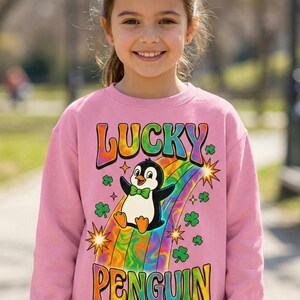 Glückspinguin PNG, Retro St Patricks Day, Groovy psychedelischer Regenbogen, süßes Tier Shirt, Shamrock Folie, Kinder Kleinkind Sublimation DTF Bild 5