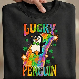 Glückspinguin PNG, Retro St Patricks Day, Groovy psychedelischer Regenbogen, süßes Tier Shirt, Shamrock Folie, Kinder Kleinkind Sublimation DTF Bild 2