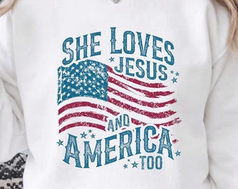 Ella ama a Jesús y también a Estados Unidos PNG / Sublimación cristiana patriótica vintage / Bandera estadounidense desgastada / Descarga digital DTF del 4 de julio