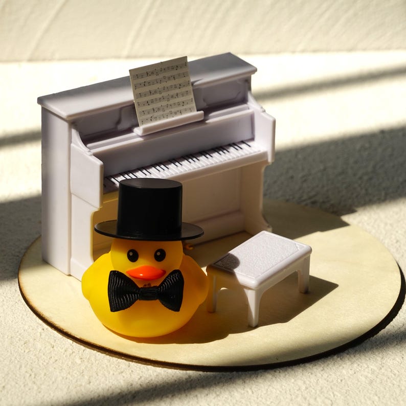 Canard en caoutchouc pour piano, remerciements pour professeur de musique, cadeau de piano, décoration esthétique de piano pour salle de musique, cadeau de récital pour pianiste Top Hat + Bow Tie