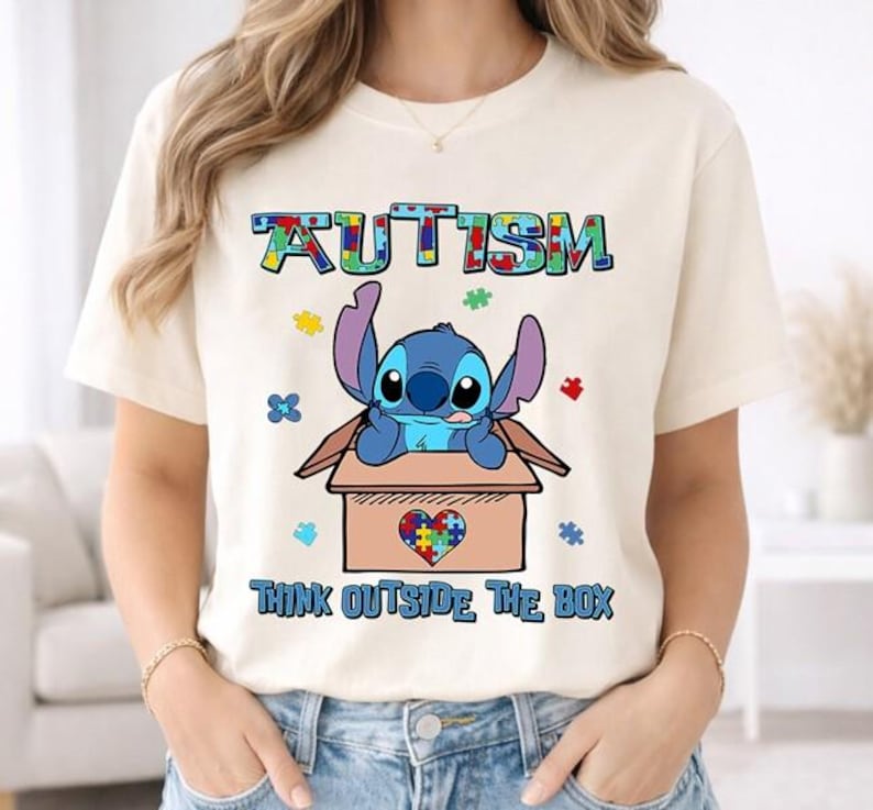 Camiseta "Think Autism Think Outside The Box", camiseta "Stitch Autism Month" de Disneyland, camiseta "Lilo & Stitch Autism Concientization", camiseta "Stitch Inclusion" imagen 1