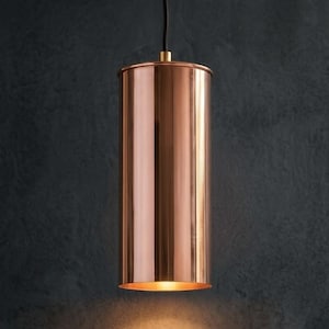 Puede incluir: Un letrero de madera rústica con el texto "Welcome to our home" en letras blancas. El letrero presenta un acabado envejecido y un diseño sencillo y acogedor, perfecto para un porche o entrada.