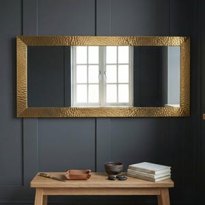 Espejo grande de latón martillado, decoración de pared marroquí dorada forjada a mano, espejo rectangular de marco ancho para baño de lujo, tocador o recibidor.