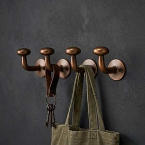 Gancio da parete in rame anticato fatto a mano, appendiabiti rustico a forma di fungo per accappatoi e asciugamani, gancio appendiabiti in ottone massiccio con patina, ferramenta artigianale marocchina