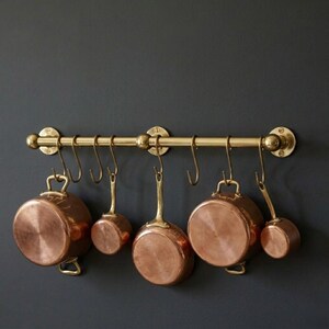 Massives Messing Pot Schiene mit S-Haken, handgefertigtes antikes Messing Pan Rack, luxuriöse Küchen Schiene für hängende Töpfe, benutzerdefinierte Länge Messing Schiene & Haken