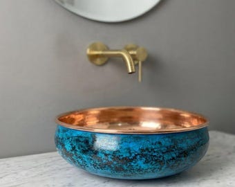 Lavabo in rame marocchino Cerulean Oasis, lavabo liscio con patina blu intenso, mobiletto da bagno artigianale, arredamento di lusso in stile costiero e industriale