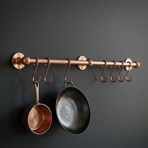 Antieke koperen pottenreling met massief koperen S-haken, industriële keukenorganizer, handgemaakt wandgemonteerd pannenrek, messing rail op aangepaste lengte