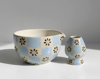 Matcha-Tee-Set mit blauem Schachbrettmuster – Keramik-Chawan mit Besenhalter, florales Matcha-Tee-Set, Geschenk für die japanische Teezeremonie