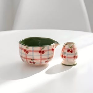 Juego de cuencos de matcha de cereza hechos a mano con batidor de bambú - Regalo de cerámica Cottagecore