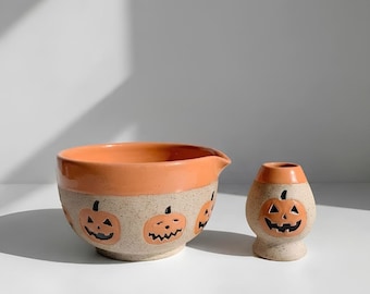 Matcha-Schale mit Kürbismotiv – Handgefertigte Halloween-Matcha-Schale aus Keramik mit Besenhalter, Kürbis-Teeschale, süßes Herbst-Teegeschenk