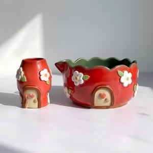 Set di ciotole da matcha a forma di casetta delle fate - Ciotola da matcha in ceramica rossa con decorazioni floreali, chawan in ceramica fatta a mano con porta frusta, regalo in ceramica stravagante