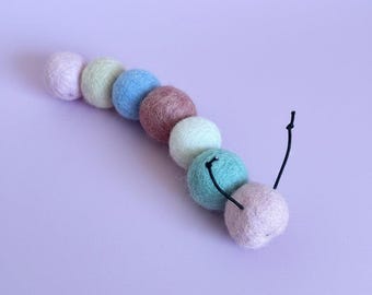 Giocattolo interattivo per gatti a forma di bruco in feltro color pastello – Arricchimento ambientale per gatti