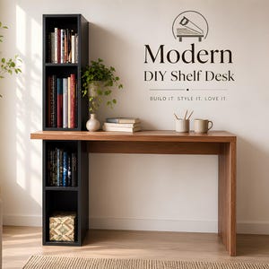 Puede incluir: Un escritorio moderno con estantería de bricolaje con una estantería negra y una superficie de escritorio de madera. El escritorio tiene una estantería incorporada con libros y objetos decorativos. El texto "Modern DIY Shelf Desk" se muestra encima del escritorio.