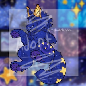 Puede incluir: Una ilustración digital de una criatura antropomórfica azul oscuro con orejas doradas y patrones de estrellas amarillas en su pelaje. El personaje tiene una cola esponjosa, almohadillas moradas y una expresión juguetona. El texto dice @myhotelroom.