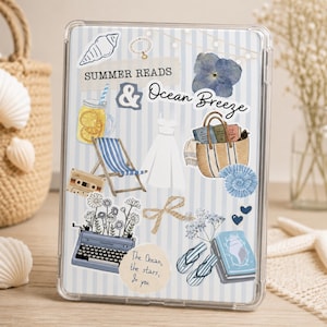 Könnte beinhalten: Transparente Hülle mit sommerlichen Aufklebern, darunter ein Strandstuhl, ein Kleid, Bücher und der Text "Summer Reads & Ocean Breeze". Das Design zeigt blau-weiße Streifen, eine Muschel und eine Schreibmaschine.