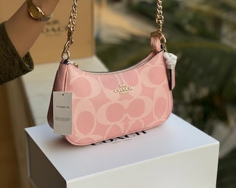 コーチ ピンク パール チャーム ショルダーバッグ | 女性用スモール デザイナー ハンドバッグ | 彼女へのプレゼント