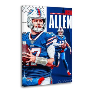Pode incluir: Impressão em tela com Josh Allen, o quarterback do Buffalo Bills. A imagem mostra Allen em seu uniforme azul e vermelho, segurando uma bola de futebol. O fundo é dividido, com uma cerca de arame branca e cinza à esquerda e um fundo azul à direita.
