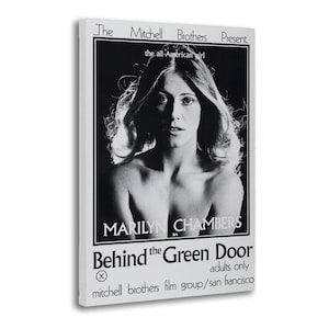 Op de afbeelding: Zwart-wit poster met Marilyn Chambers. De poster leest "The Mitchell Brothers Present" en "Behind the Green Door". De tekst bevat ook "the all-American girl" en "adults only".