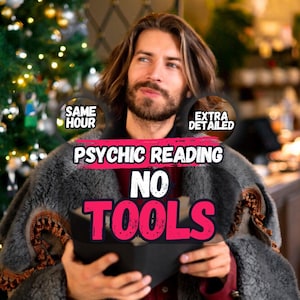 Può includere: Una persona con lunghi capelli castani e barba indossa un cappotto in pelliccia sintetica grigia sopra una camicia rosso scuro. Le scritte sovrapposte recitano: SAME HOUR, EXTRA DETAILED, PSYCHIC READING, NO TOOLS. La persona tiene un oggetto nero.