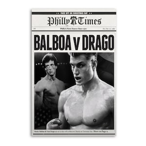 Könnte beinhalten: Schwarz-Weiß-Druck einer Titelseite der Zeitung "Philly Times" mit der Schlagzeile "BALBOA V DRAGO". Das Bild zeigt Sylvester Stallone und Dolph Lundgren. Der Text lautet "Face off on Christmas Day."