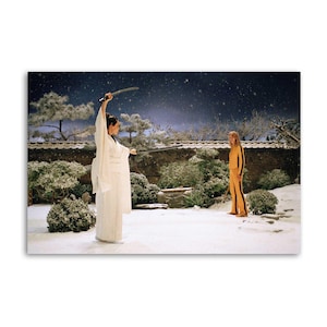 Peut inclure: Impression d'une scène de film avec deux personnages dans un jardin enneigé. L'un porte un kimono blanc et tient une épée, l'autre porte une combinaison jaune et noire et tient une épée. L'arrière-plan comprend un mur de pierre, des buissons enneigés et un ciel étoilé.
