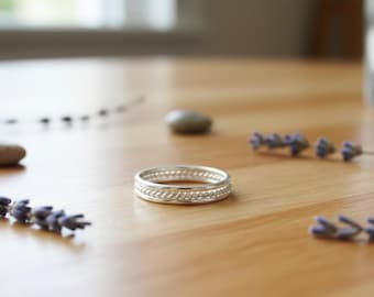 Anello a fascia in argento sterling testurizzato, gioiello impilabile fatto a mano