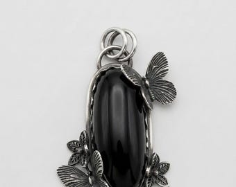 ブラックオニキスの蝶のペンダント、スターリングシルバー製フローラルネイチャージュエリー、ゴシック調ステートメントチャーム（ペンダントのみ）