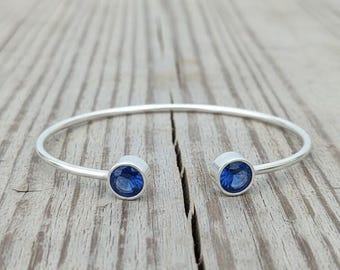 Brazalete abierto de plata de ley con zafiro azul – Brazalete minimalista con bisel engastado