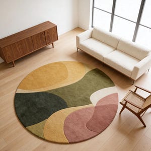 Duży okrągły abstrakcyjny dywan w stylu mid-century – ręcznie tkany wełniany dywan w kształcie koła – ziemia ochrowa i szałwiowa zieleń – nowoczesne dywany artystyczne w organicznych kształtach