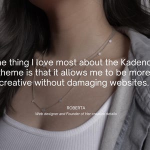 K&ouml;nnte beinhalten: Eine silberne Halskette mit kleinen Perlenakzenten wird &uuml;ber einem wei&szlig;en Oberteil und einer grauen Jacke getragen. Das Bild enth&auml;lt den Text: &bdquo;Das, was ich am Kadence-Theme am meisten liebe, ist, dass es mir erlaubt, kreativer zu sein, ohne Websites zu besch&auml;digen.&ldquo;