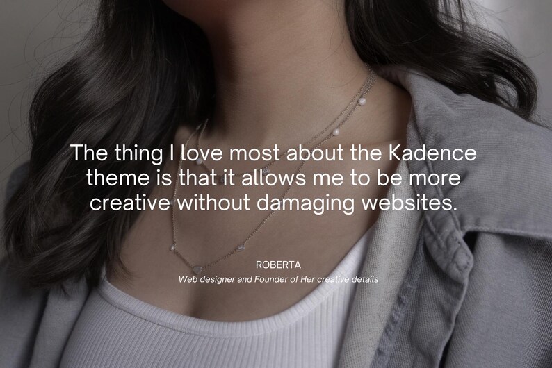 K&ouml;nnte beinhalten: Eine silberne Halskette mit kleinen Perlenakzenten wird &uuml;ber einem wei&szlig;en Oberteil und einer grauen Jacke getragen. Das Bild enth&auml;lt den Text: &bdquo;Das, was ich am Kadence-Theme am meisten liebe, ist, dass es mir erlaubt, kreativer zu sein, ohne Websites zu besch&auml;digen.&ldquo;