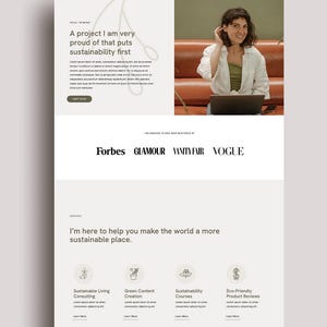 K&ouml;nnte beinhalten: Webdesign mit dem Namen "DAYNA" oben. Die Seite zeigt eine Frau auf der rechten Seite und Text auf der linken Seite mit der Aufschrift "Ein Projekt, auf das ich sehr stolz bin, das Nachhaltigkeit an erste Stelle setzt". Logos von Forbes, Glamour, Vanity Fair und Vogue sind ebenfalls sichtbar.