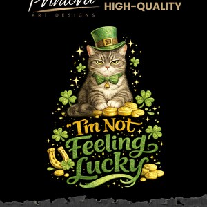 Op de afbeelding: Digitale illustratie van een grijze tabby kat met een groene kaboutermuts en vlinderdas, omringd door gouden munten en klavers. De tekst "I'm Not Feeling Lucky" wordt in het groen weergegeven. De achtergrond is zwart.