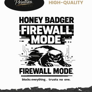 Può includere: Design grafico in bianco e nero con un tasso del miele e il testo "HONEY BADGER FIREWALL MODE". Il design include la frase "blocks everything. trusts no one."
