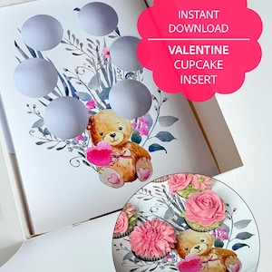 Puede incluir: Una caja de inserción de cupcakes para el Día de San Valentín con una ilustración de oso de peluche sosteniendo un corazón. La caja tiene seis recortes circulares y el texto "INSTANT DOWNLOAD VALENTINE CUPCAKE INSERT" en una burbuja rosa. Los cupcakes están decorados con glaseado rosa.