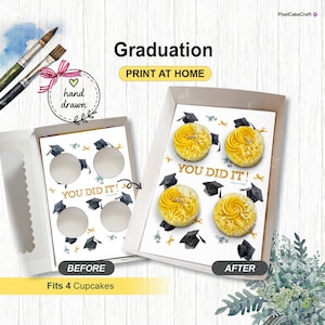 Può includere: Una scatola bianca per cupcake a tema laurea. La scatola è aperta, mostrando il prima e il dopo dei cupcake. I cupcake sono decorati con glassa gialla e il testo "YOU DID IT!" è visibile. La scatola contiene 4 cupcake.