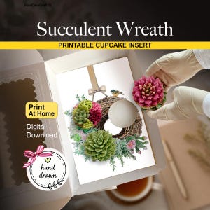 Op de afbeelding: Een printbare cupcake-inzet met een ontwerp van een vetplantenkrans met groene en roze vetplanten, een kleine vogel en een strik. De tekst luidt Succulent Wreath, PRINTABLE CUPCAKE INSERT, Print At Home, Digital Download, en hand drawn.