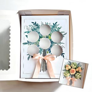 Op de afbeelding: Een set van drie keramische mokken met een gespikkelde, matte afwerking. De mokken zijn in crème, lichtbruin en donkerbruin. Elke mok heeft een eenvoudig, minimalistisch ontwerp.