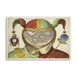 Puede incluir: Una impresión de estilo vintage que presenta la cabeza de un bufón con un mapa del mundo en lugar de una cara. El sombrero del bufón es rojo, amarillo y verde. La impresión incluye texto y un escudo de armas. También hay una esfera azul y un palo dorado.