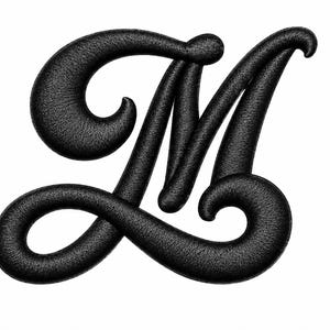 Puede incluir: Un parche bordado negro con la forma de la letra mayúscula M. La letra presenta una fuente cursiva decorativa con terminales redondeados y en espiral, y una textura gruesa y elevada creada por puntadas densas y uniformes en toda la pieza.